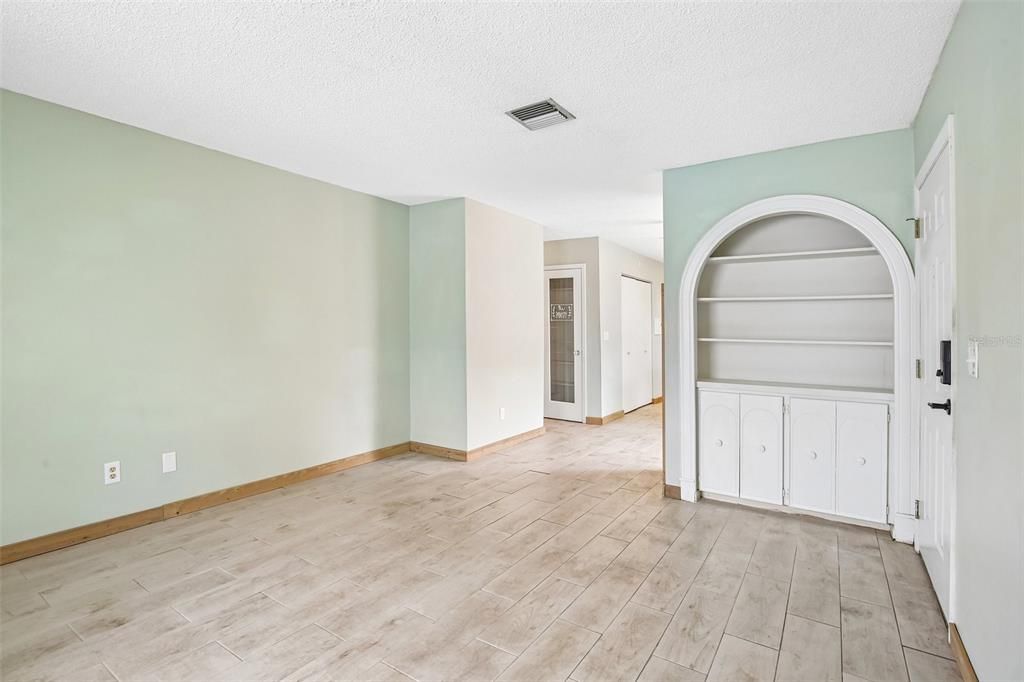 For Sale: $210,000 (2 beds, 1 baths, 936 Square Feet)