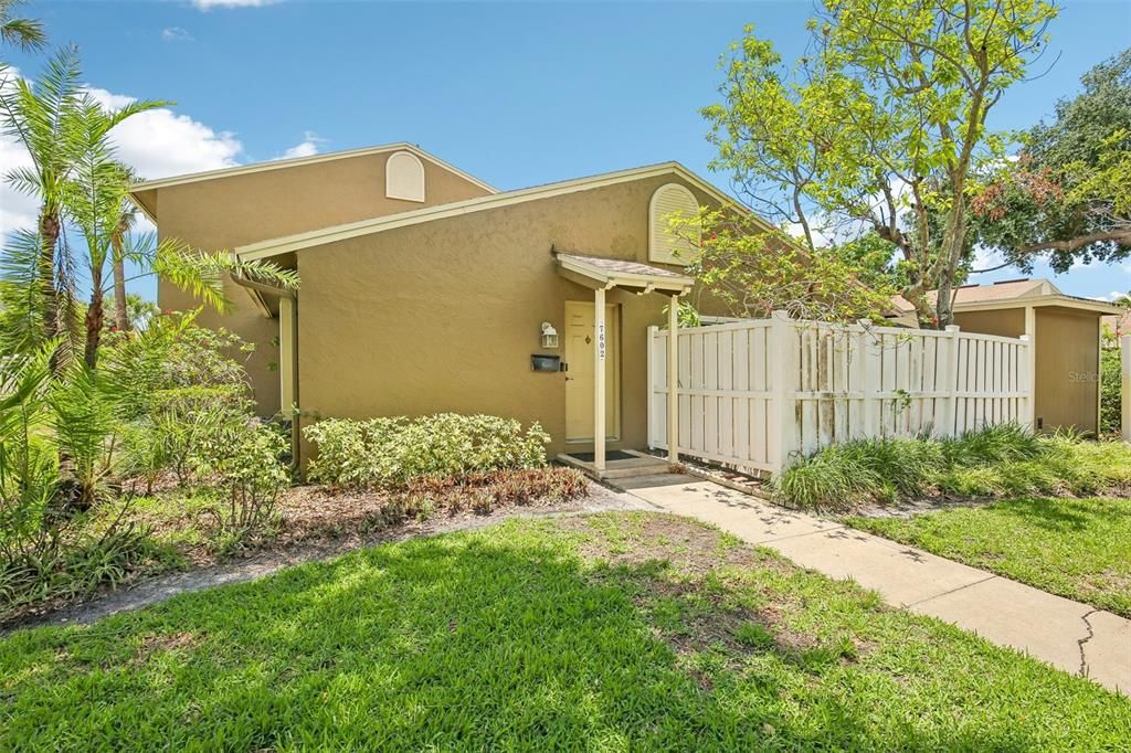 For Sale: $210,000 (2 beds, 1 baths, 936 Square Feet)