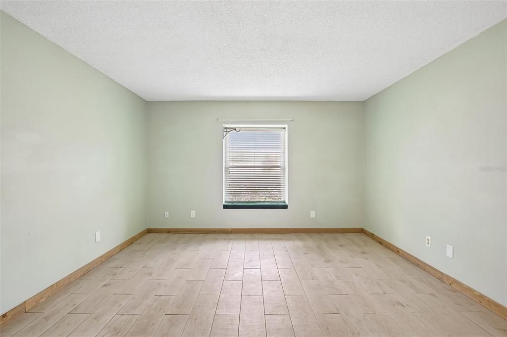 For Sale: $210,000 (2 beds, 1 baths, 936 Square Feet)