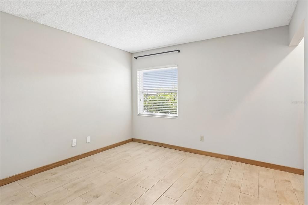 For Sale: $210,000 (2 beds, 1 baths, 936 Square Feet)