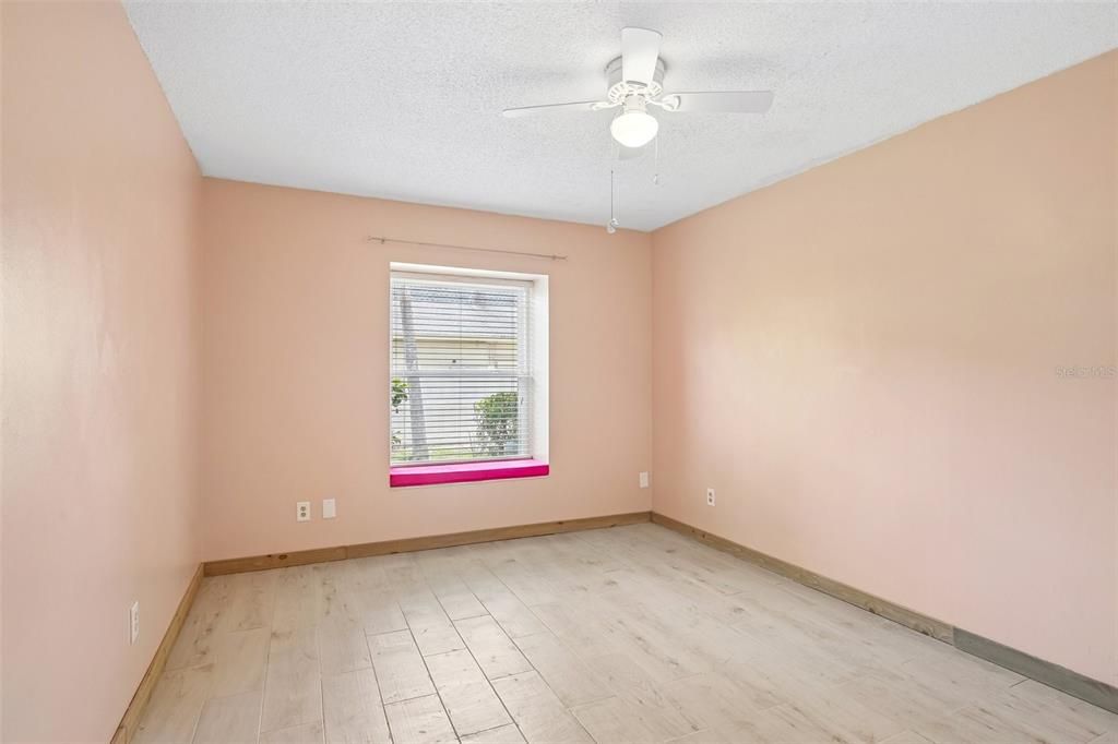 For Sale: $210,000 (2 beds, 1 baths, 936 Square Feet)