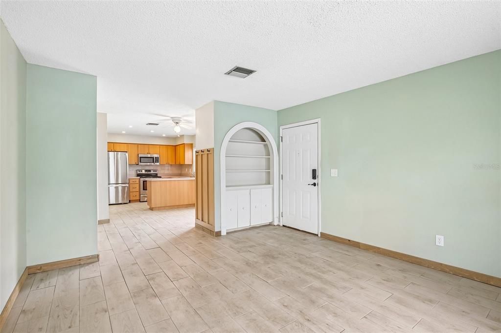 For Sale: $210,000 (2 beds, 1 baths, 936 Square Feet)
