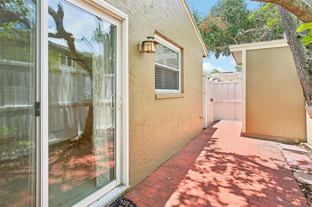 For Sale: $210,000 (2 beds, 1 baths, 936 Square Feet)