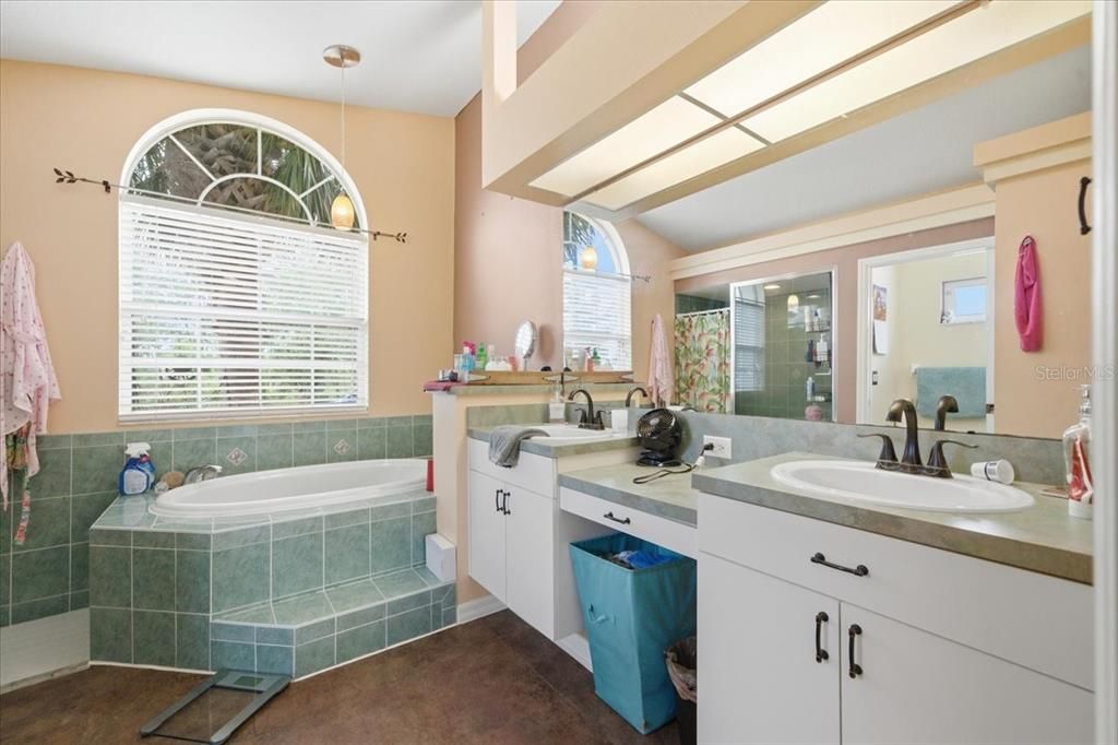 For Sale: $390,000 (3 beds, 3 baths, 1716 Square Feet)