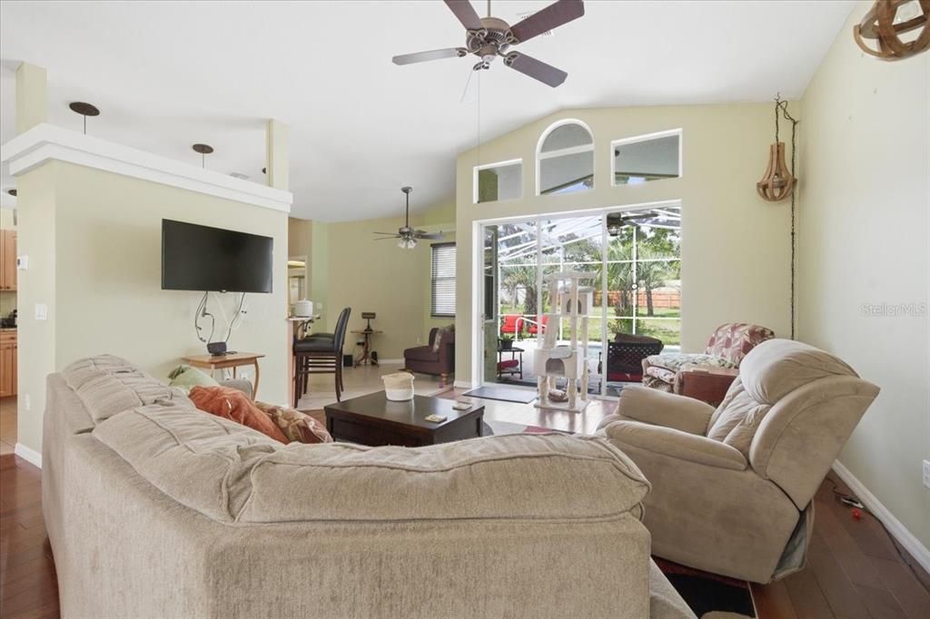 For Sale: $390,000 (3 beds, 3 baths, 1716 Square Feet)