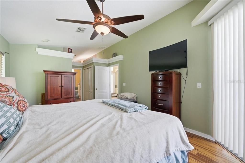 For Sale: $390,000 (3 beds, 3 baths, 1716 Square Feet)