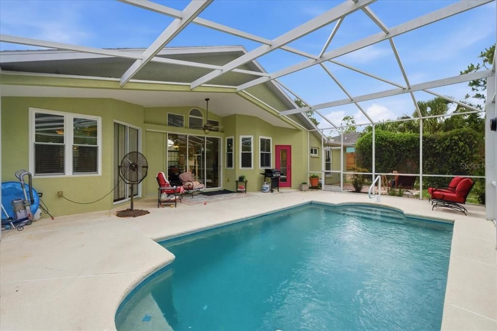 For Sale: $390,000 (3 beds, 3 baths, 1716 Square Feet)