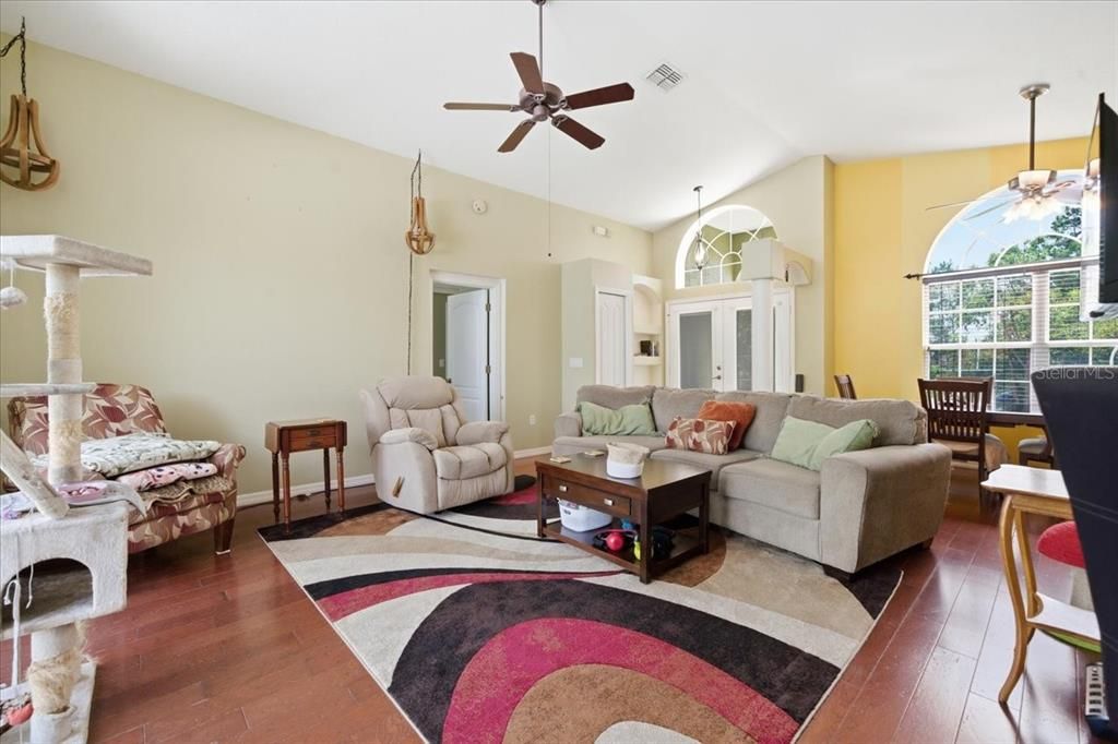 For Sale: $390,000 (3 beds, 3 baths, 1716 Square Feet)