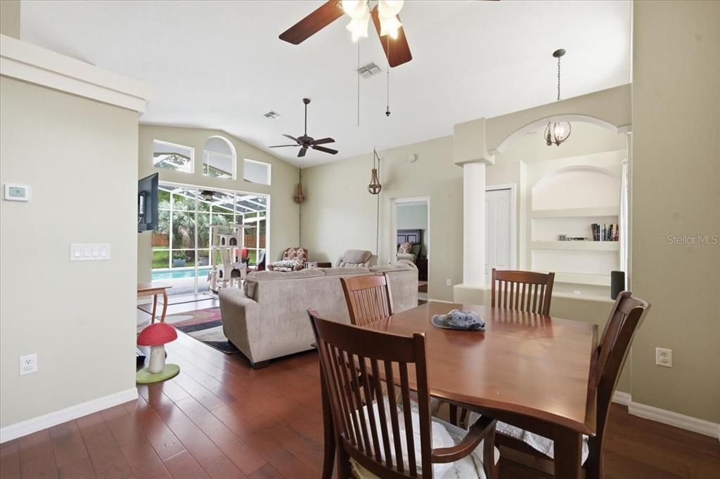 For Sale: $390,000 (3 beds, 3 baths, 1716 Square Feet)