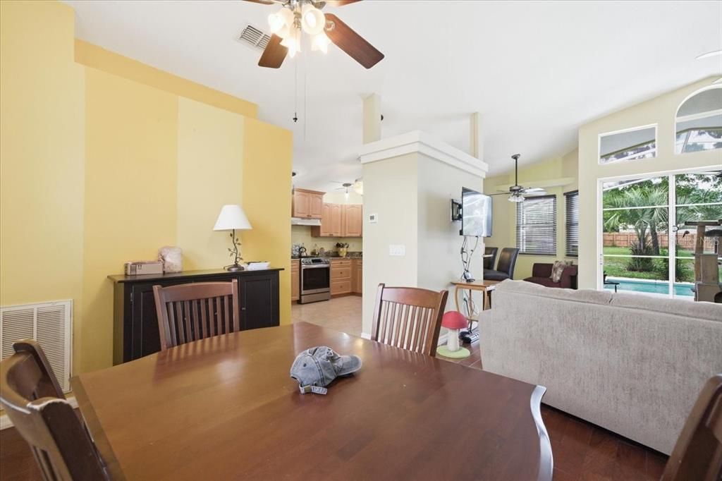 For Sale: $390,000 (3 beds, 3 baths, 1716 Square Feet)