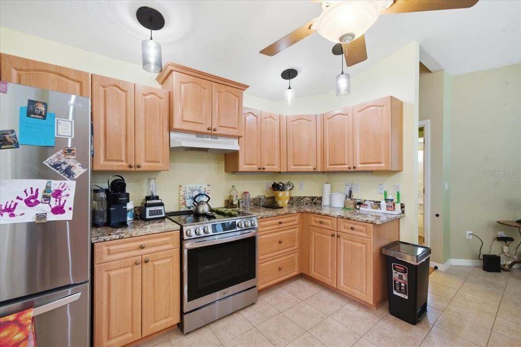 For Sale: $390,000 (3 beds, 3 baths, 1716 Square Feet)