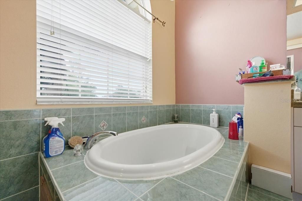 For Sale: $390,000 (3 beds, 3 baths, 1716 Square Feet)
