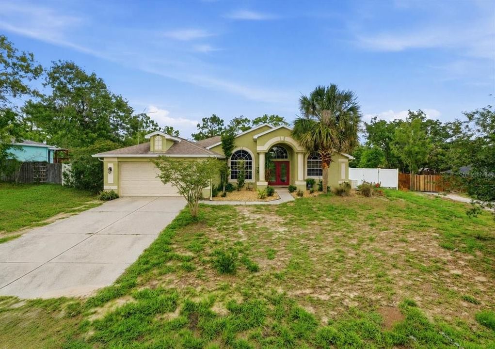 For Sale: $390,000 (3 beds, 3 baths, 1716 Square Feet)
