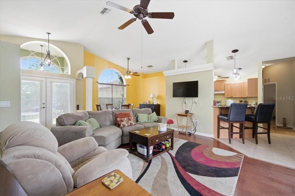 For Sale: $390,000 (3 beds, 3 baths, 1716 Square Feet)