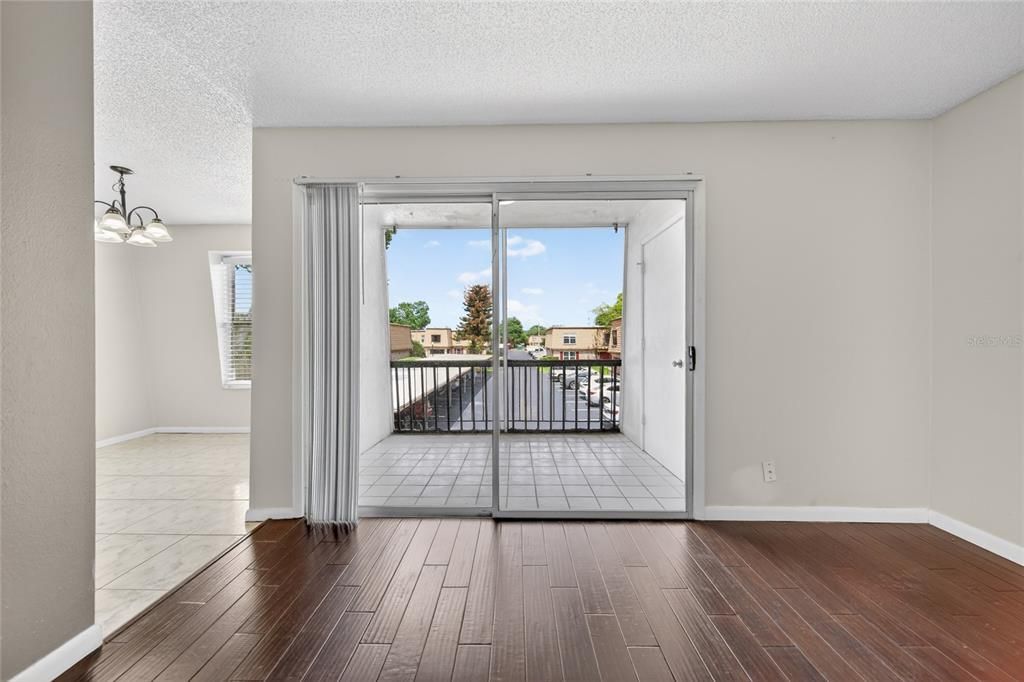 For Sale: $164,999 (1 beds, 1 baths, 793 Square Feet)