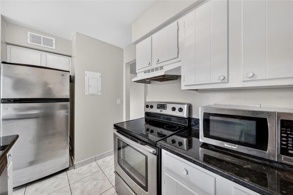 For Sale: $164,999 (1 beds, 1 baths, 793 Square Feet)