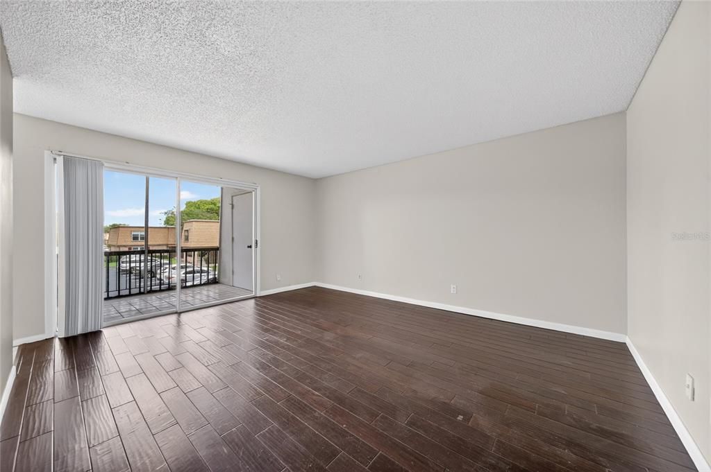 For Sale: $164,999 (1 beds, 1 baths, 793 Square Feet)