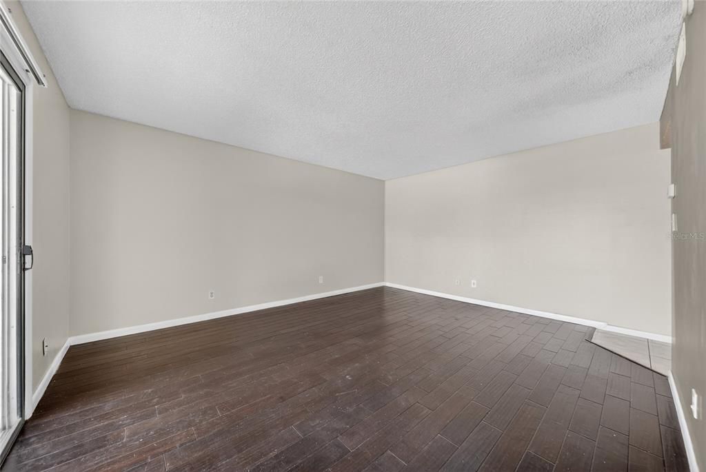 For Sale: $164,999 (1 beds, 1 baths, 793 Square Feet)