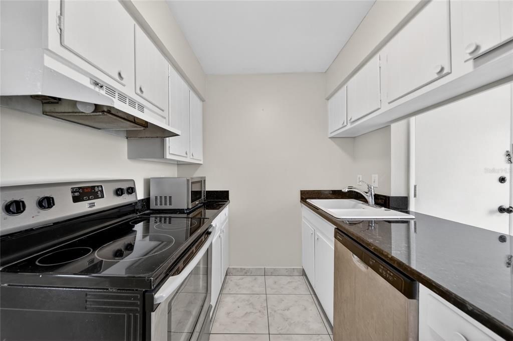 For Sale: $164,999 (1 beds, 1 baths, 793 Square Feet)
