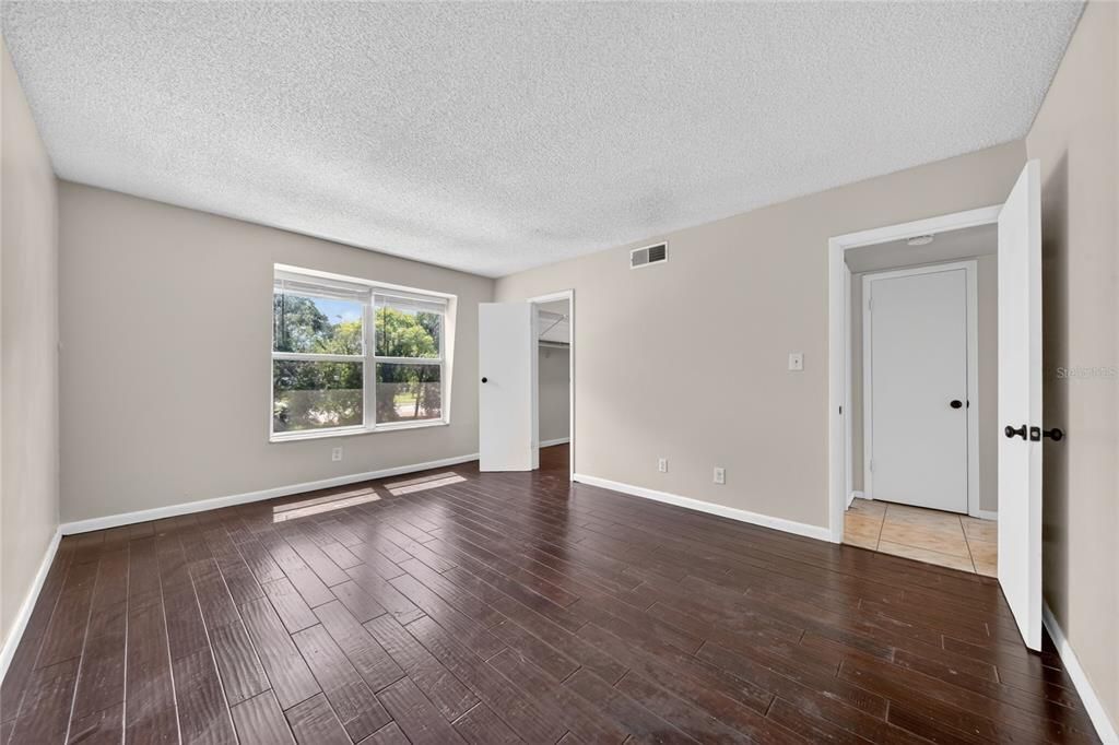 For Sale: $164,999 (1 beds, 1 baths, 793 Square Feet)