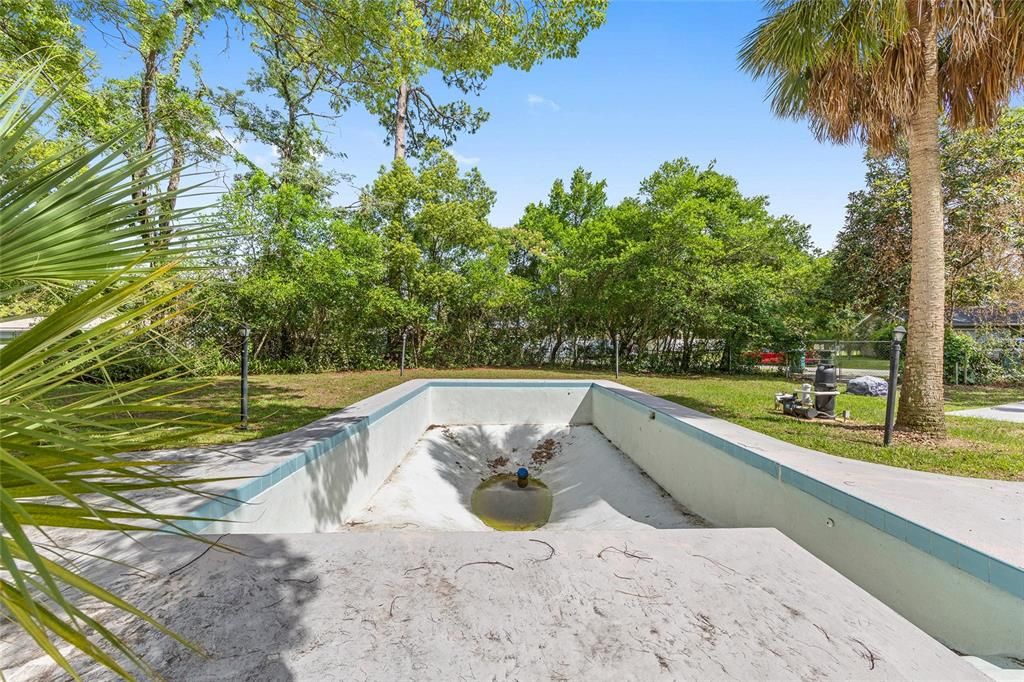 For Sale: $310,000 (4 beds, 2 baths, 2074 Square Feet)