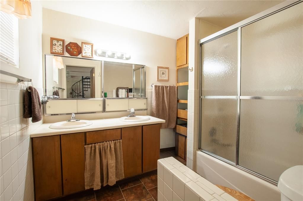 For Sale: $280,000 (1 beds, 2 baths, 1062 Square Feet)