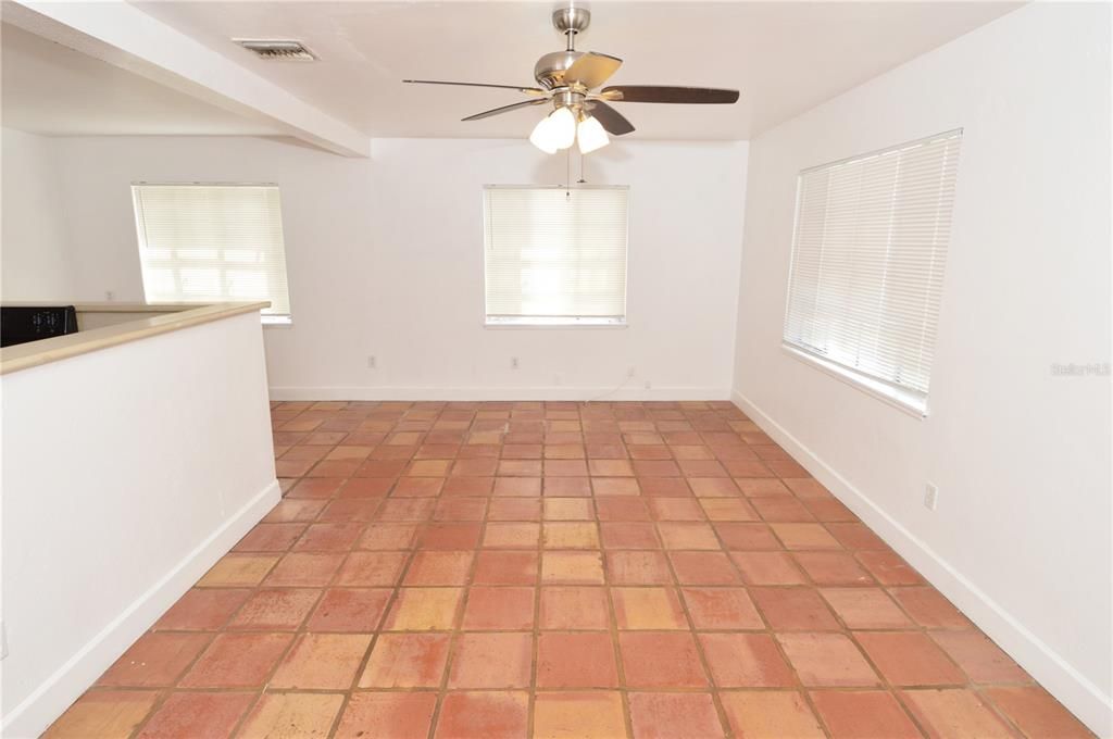 For Rent: $1,800 (3 beds, 1 baths, 1011 Square Feet)