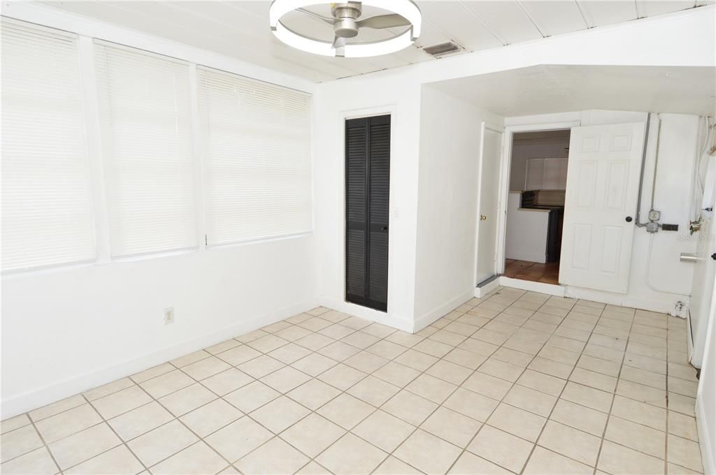 For Rent: $1,800 (3 beds, 1 baths, 1011 Square Feet)
