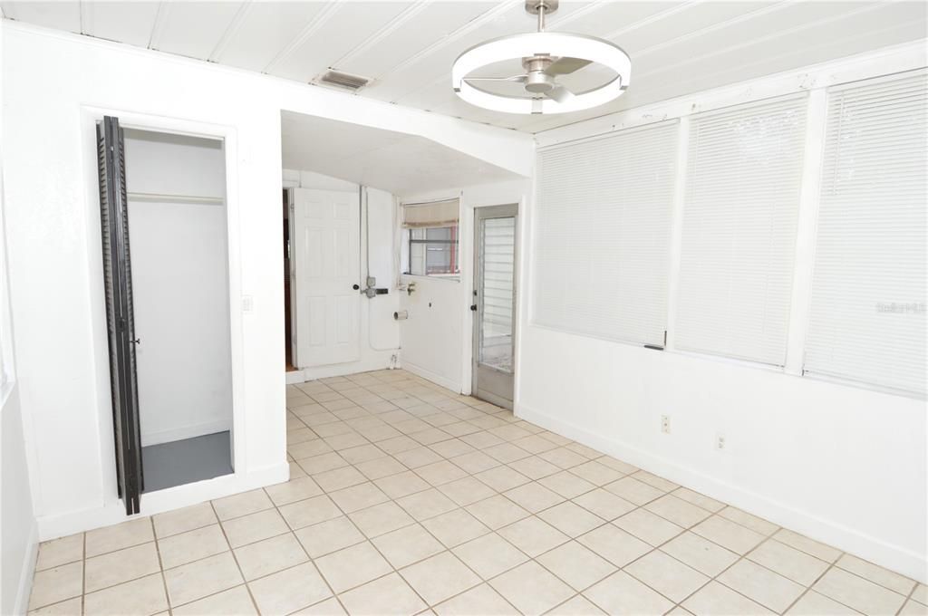 For Rent: $1,800 (3 beds, 1 baths, 1011 Square Feet)