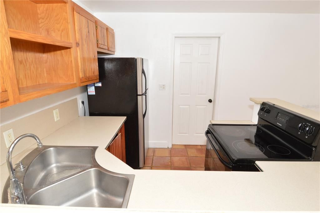 For Rent: $1,800 (3 beds, 1 baths, 1011 Square Feet)