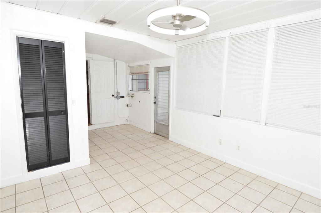 For Rent: $1,800 (3 beds, 1 baths, 1011 Square Feet)