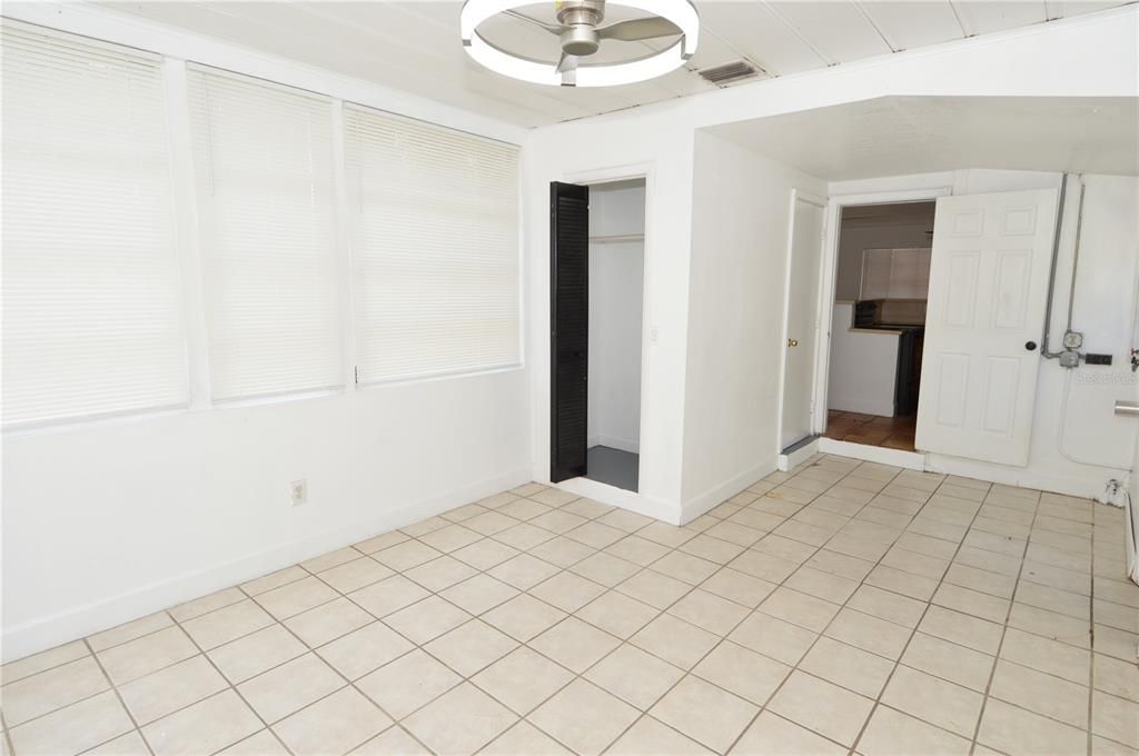 For Rent: $1,800 (3 beds, 1 baths, 1011 Square Feet)