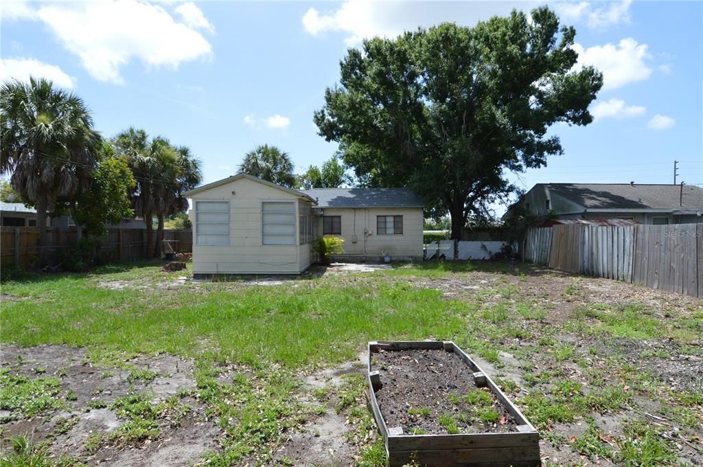 For Rent: $1,800 (3 beds, 1 baths, 1011 Square Feet)