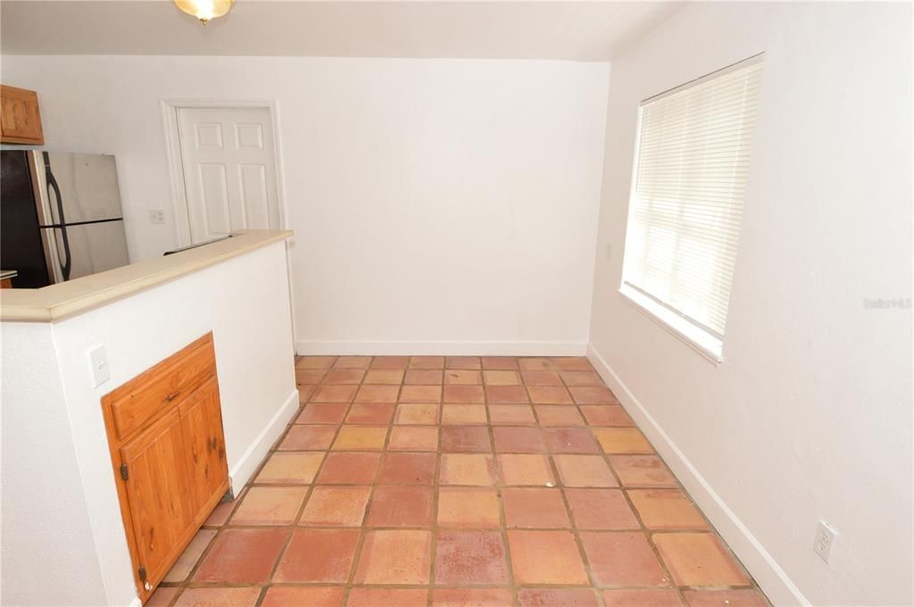For Rent: $1,800 (3 beds, 1 baths, 1011 Square Feet)