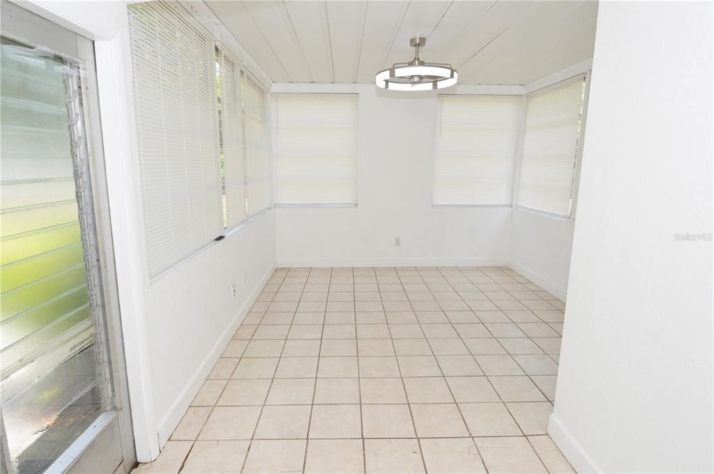 For Rent: $1,800 (3 beds, 1 baths, 1011 Square Feet)