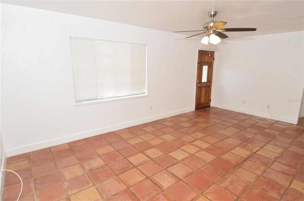 For Rent: $1,800 (3 beds, 1 baths, 1011 Square Feet)