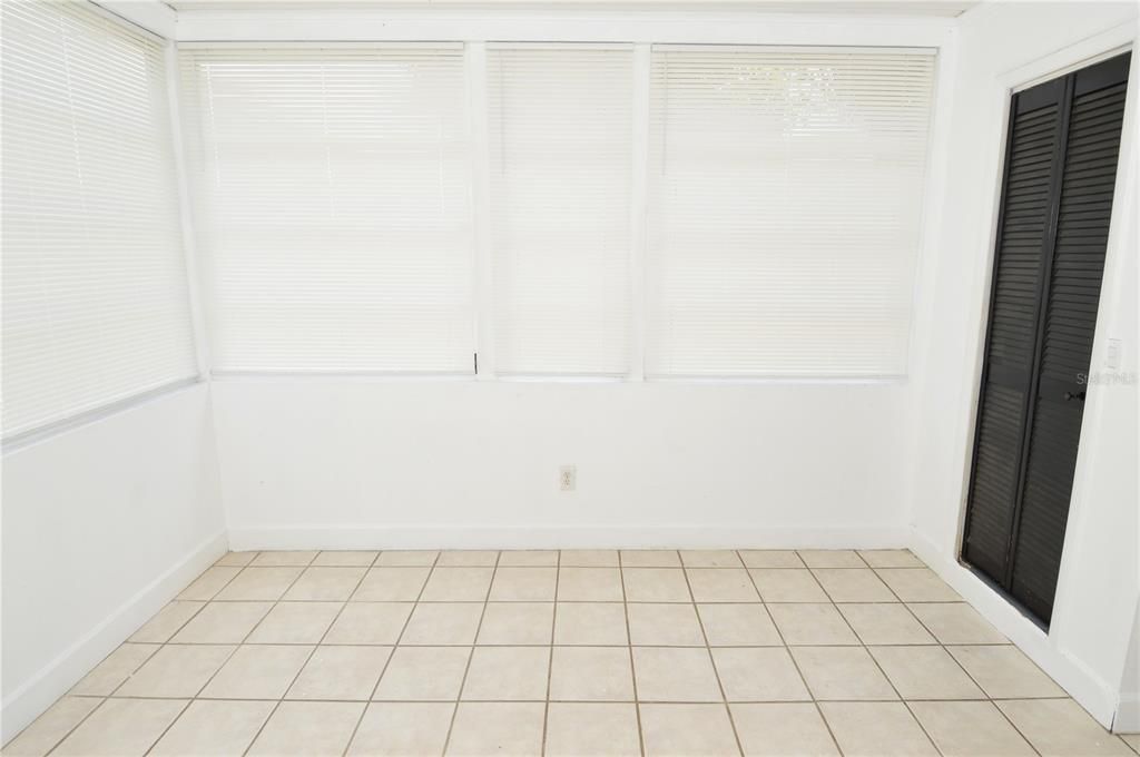 For Rent: $1,800 (3 beds, 1 baths, 1011 Square Feet)