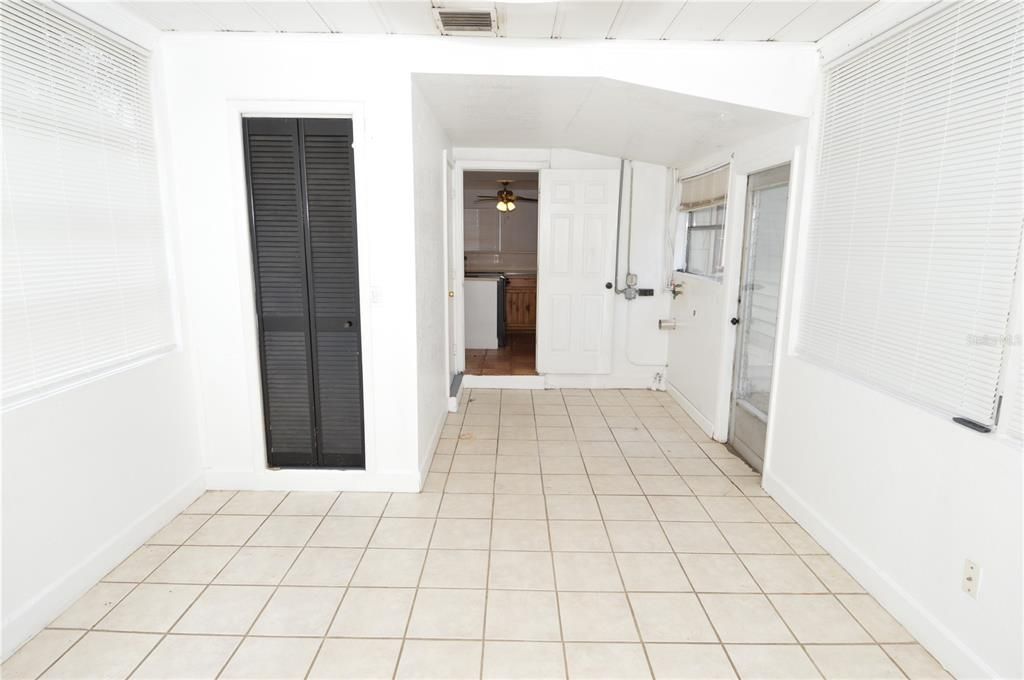 For Rent: $1,800 (3 beds, 1 baths, 1011 Square Feet)
