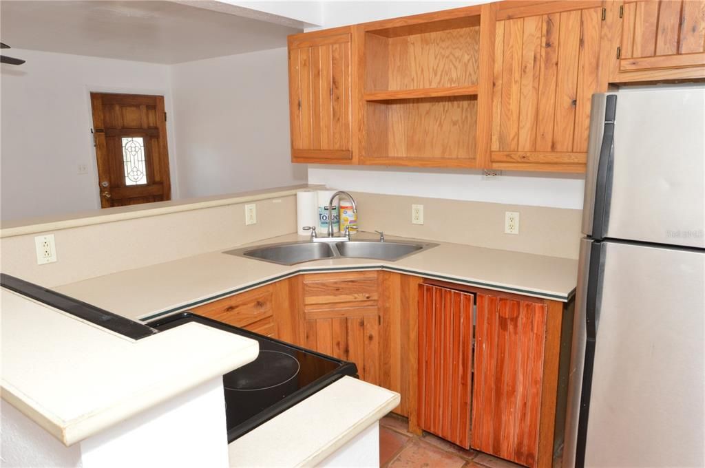 For Rent: $1,800 (3 beds, 1 baths, 1011 Square Feet)