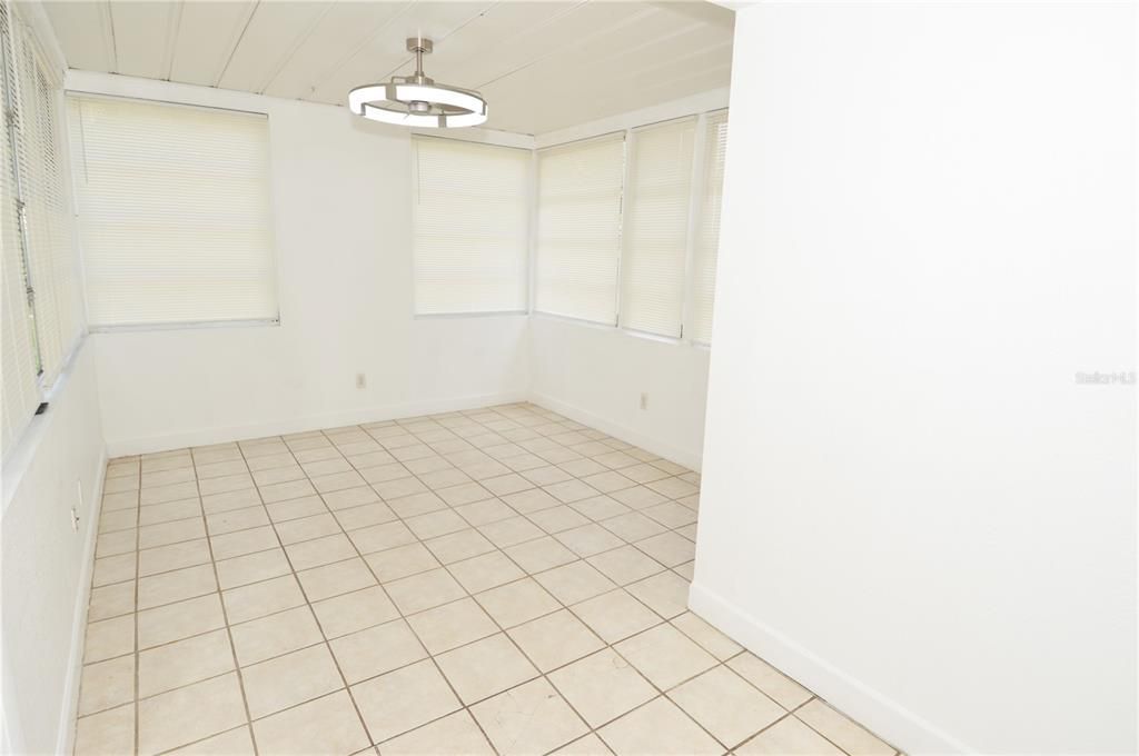 For Rent: $1,800 (3 beds, 1 baths, 1011 Square Feet)