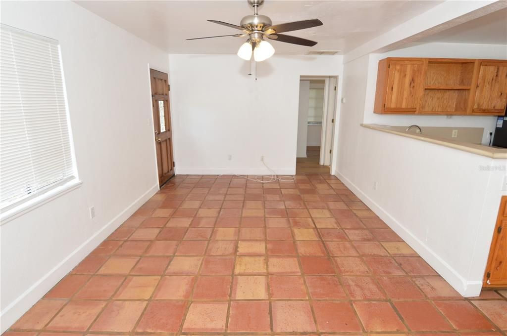 For Rent: $1,800 (3 beds, 1 baths, 1011 Square Feet)