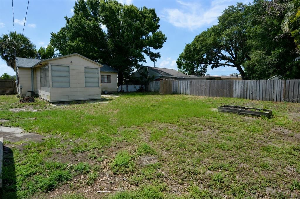 For Rent: $1,800 (3 beds, 1 baths, 1011 Square Feet)