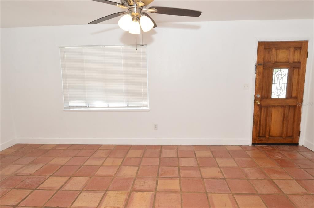 For Rent: $1,800 (3 beds, 1 baths, 1011 Square Feet)