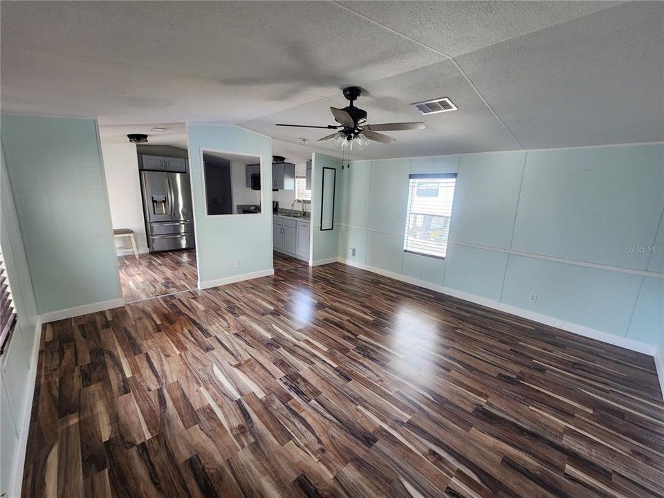 For Sale: $190,000 (3 beds, 2 baths, 1216 Square Feet)
