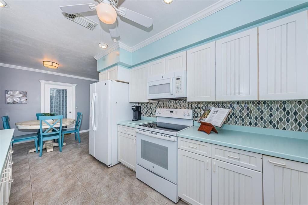 For Sale: $350,000 (2 beds, 1 baths, 984 Square Feet)