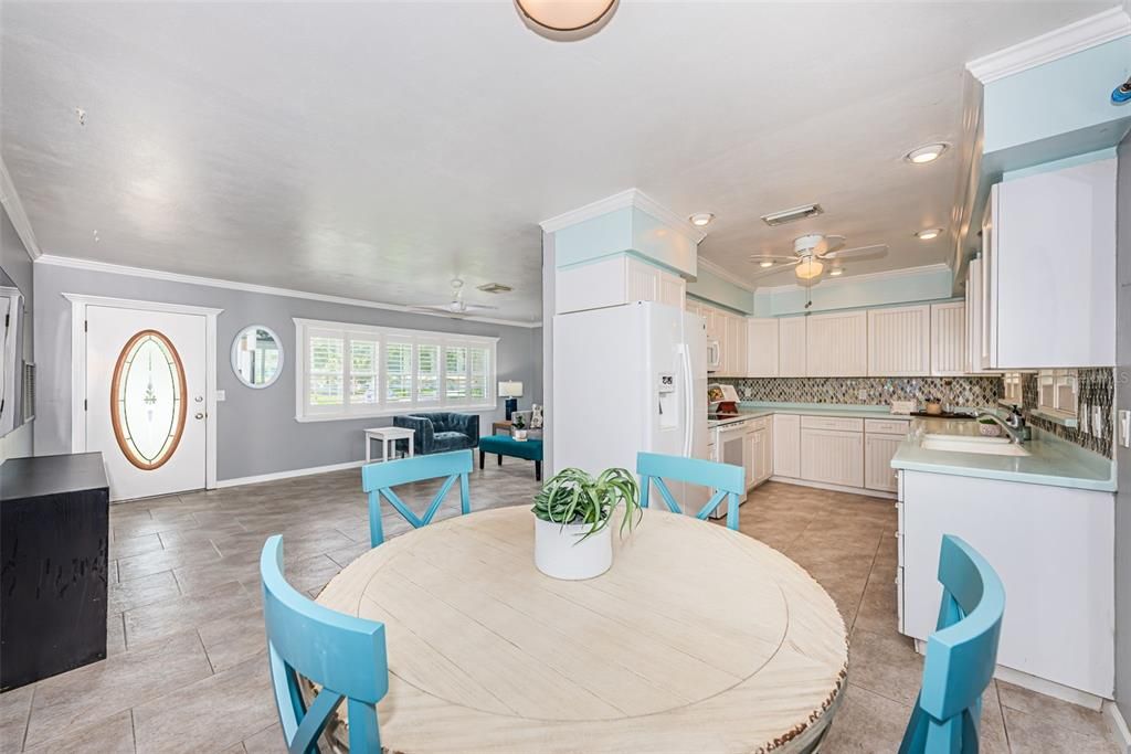 For Sale: $350,000 (2 beds, 1 baths, 984 Square Feet)