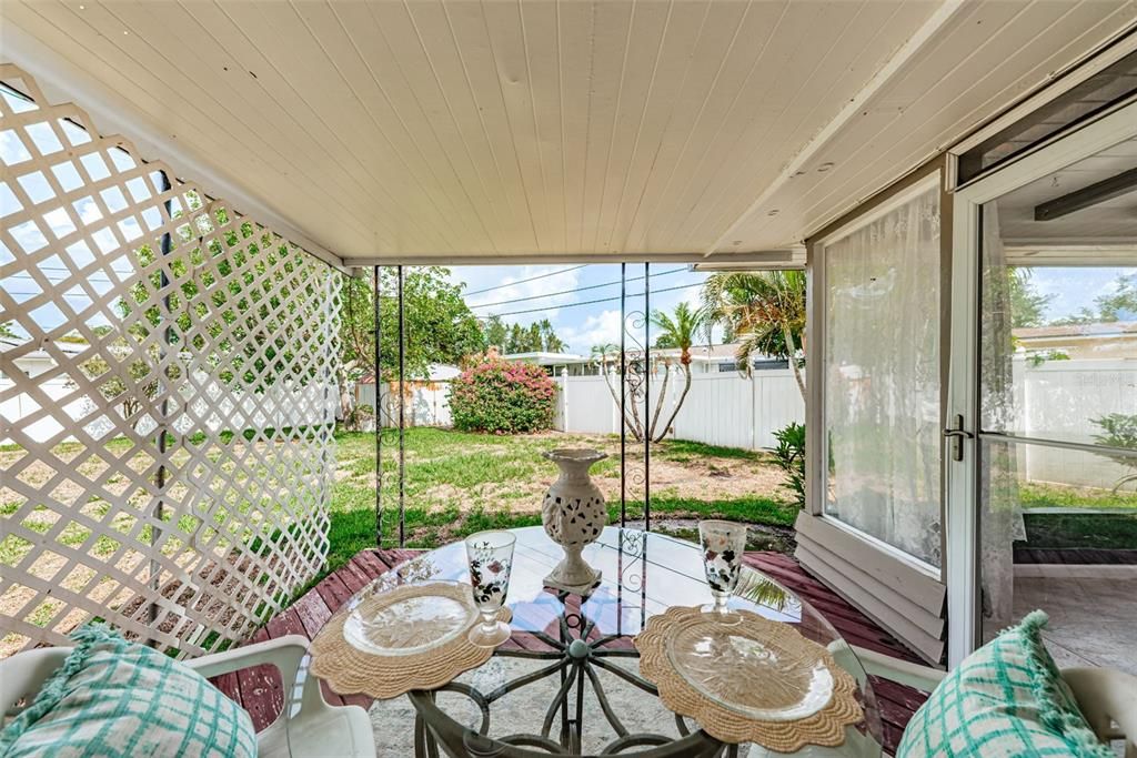 For Sale: $350,000 (2 beds, 1 baths, 984 Square Feet)