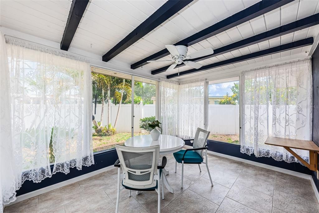 For Sale: $350,000 (2 beds, 1 baths, 984 Square Feet)