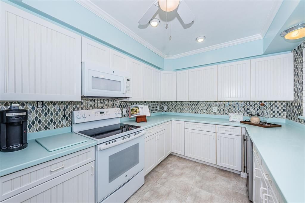 For Sale: $350,000 (2 beds, 1 baths, 984 Square Feet)
