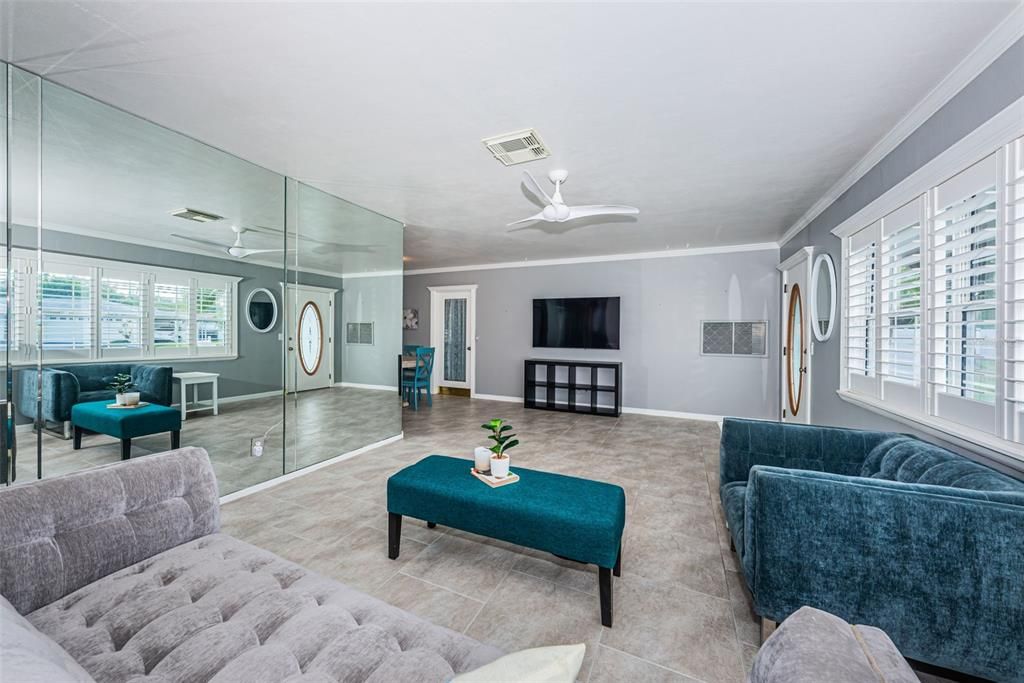 For Sale: $350,000 (2 beds, 1 baths, 984 Square Feet)
